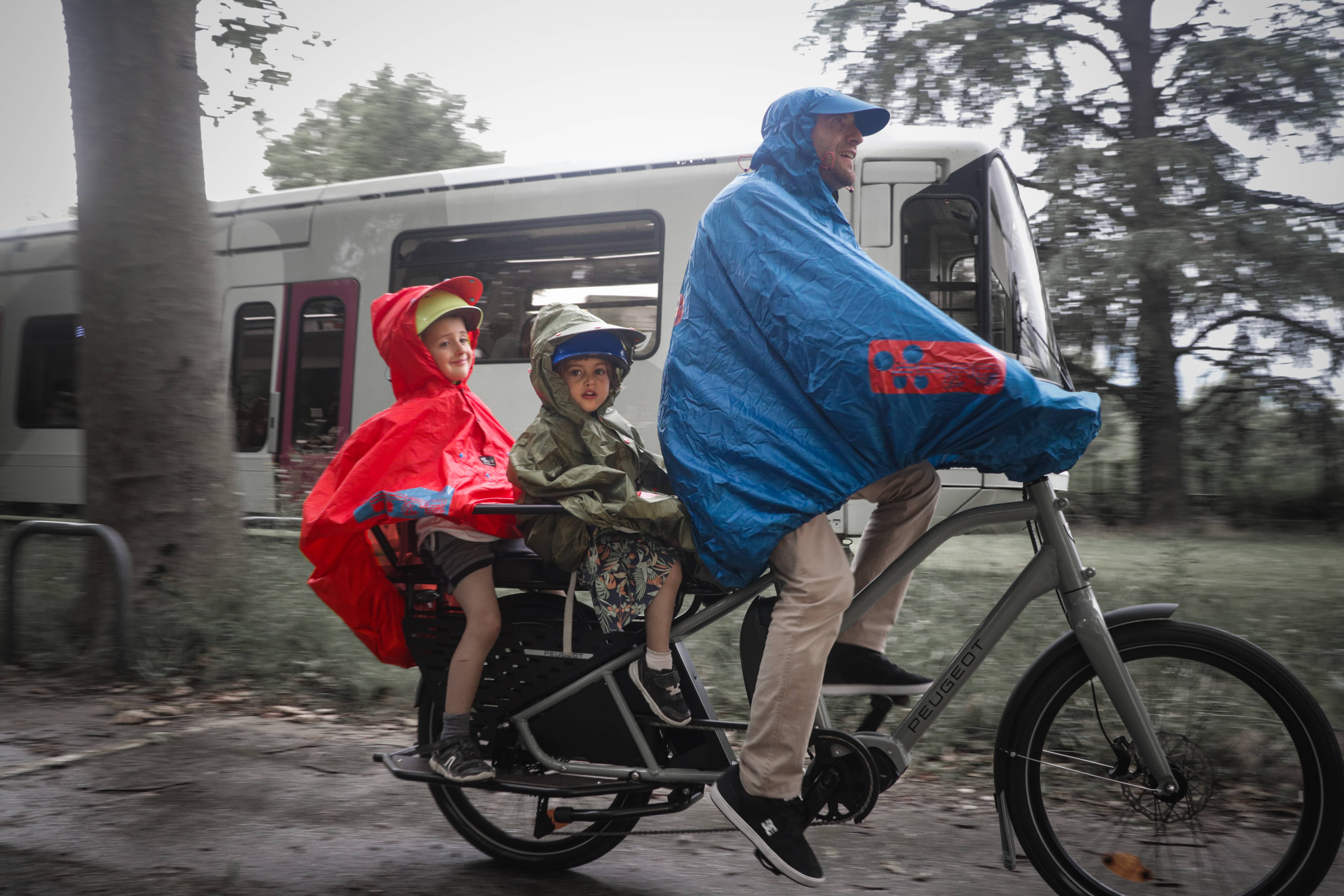 Petrolblau/retroreflektierendes Rot FULAP JR Mehrzweck-Fahrradponcho für Kinder, 1—12 Jahre, Blau für den Großhandel auf Faire6