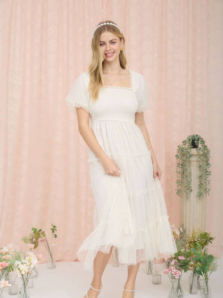 ROBE MIDI À ÉTAGES FUMÉE À MANCHES BOUFFANTES EN TULLE À POIS pour la vente par MINE