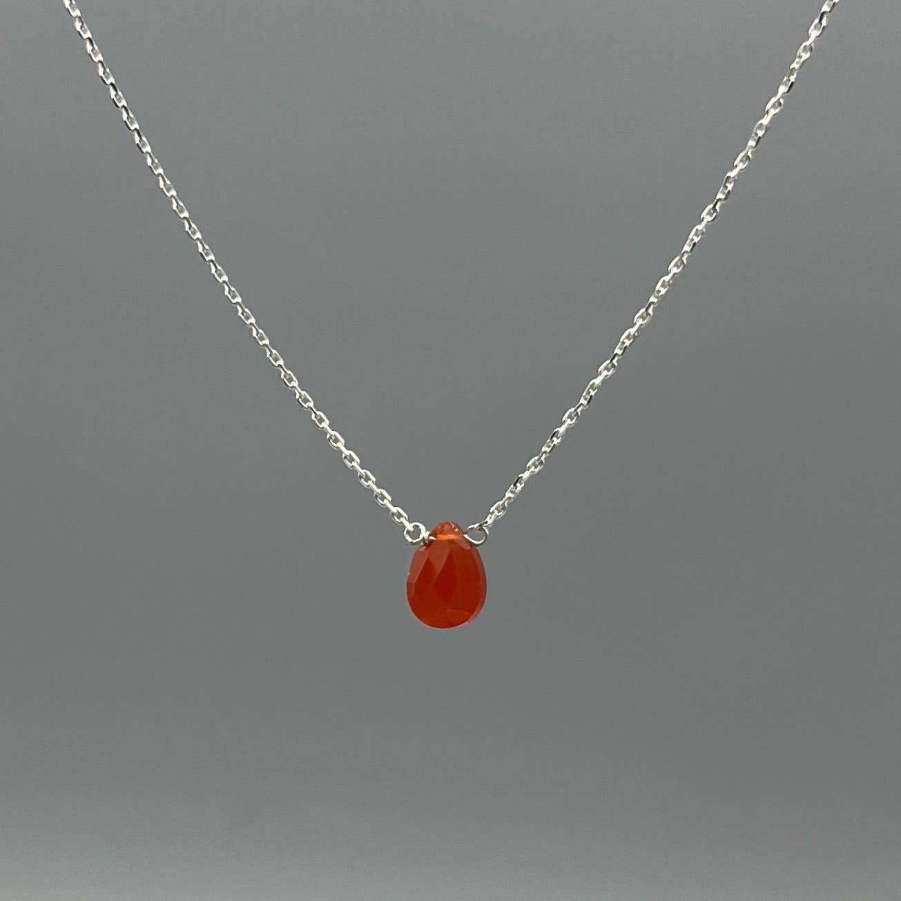 Something Silver – Großhandel Kette mit Anhänger/Charm – Zarte Tropfen-Edelstein-Halskette3