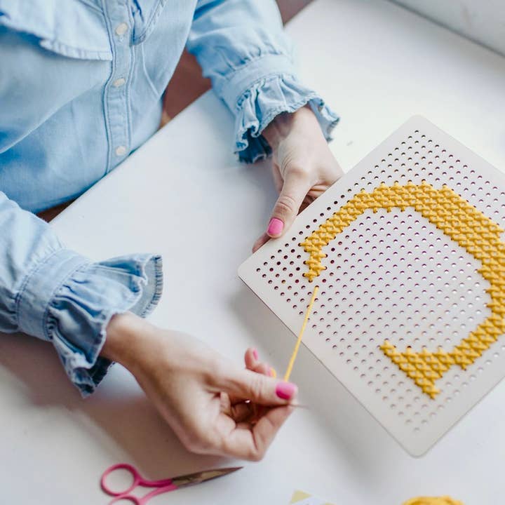 Cotton Clara Craft Kits & Supplies - Vendita all'ingrosso Kit per lavoretti fai da te - Kit Ricamo Semplice Pegboard - Senape. Idea Regalo per Neonato0