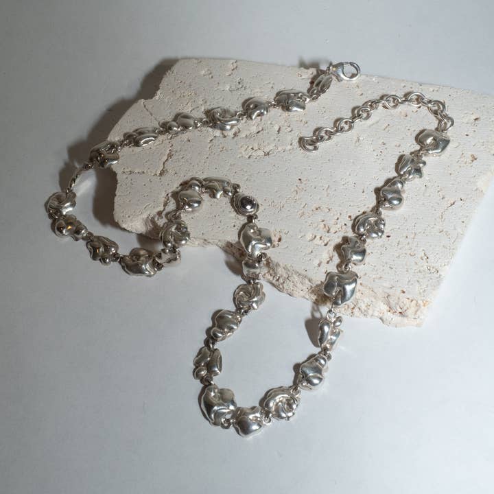 Collana con ciondolo in lava per la vendita all'ingrosso da parte di Rachel Regent