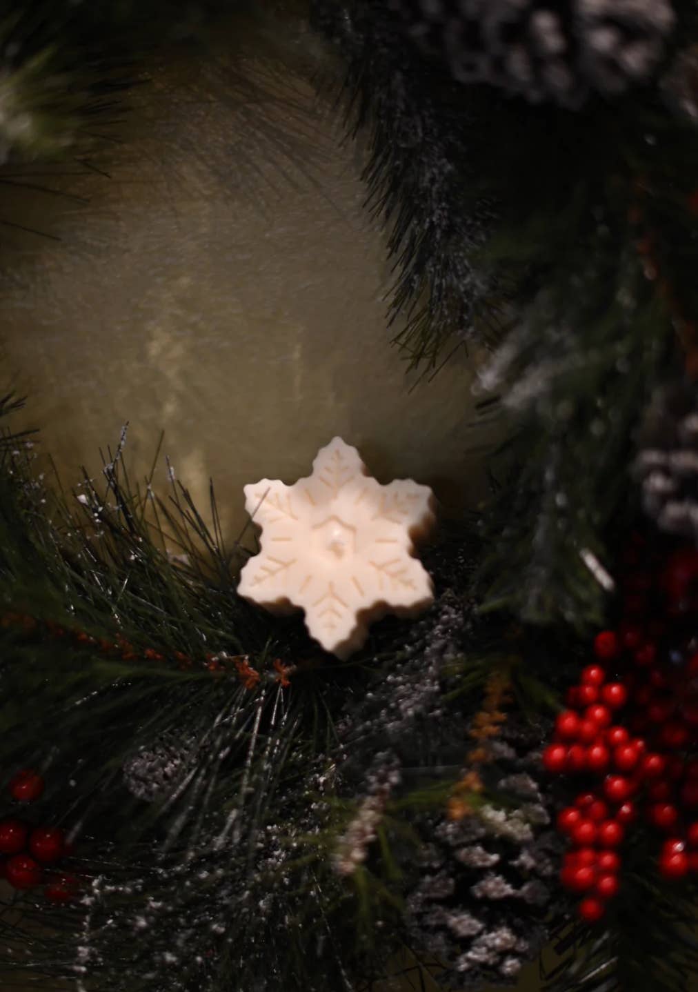 Decor Ate Me Studios - Home & Candles - Wholesale Novelty Candle - HOLIDAY CHRISTMAS SNOWFLAKE CANDLE