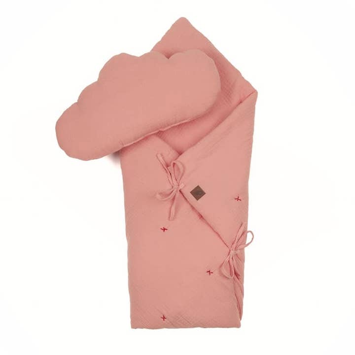 Couette en mousseline bio avec coussin Baby Horn Salmon pour la vente par Hi Little One