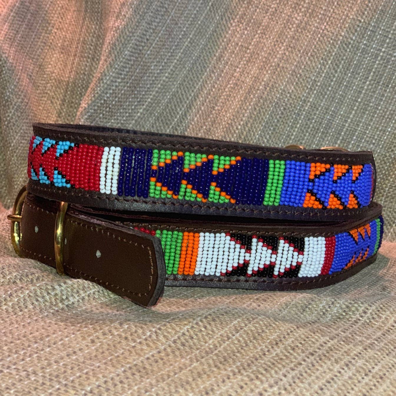 Her Best Foot Forward – Engroshandel Halsbånd - Hund – All the Way Up perlehalsbånd til hunde - modigt håndlavet etisk Maasai kæledyrsaccessory fra Østafrika1