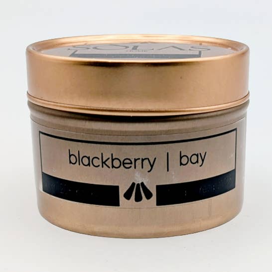 Bougie parfumée Blackberry Bay en boîte de voyage, 10cl pour la vente par SÒLAS Home
