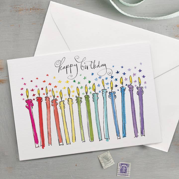 Carte d'anniversaire "Joyeux Anniversaire" avec bougies arc-en-ciel pour la vente par Gabrielle Solly Illustration