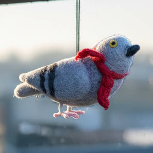 Handgjord duva med halsduk hängande fågeldekoration för wholesale av Felt So Good