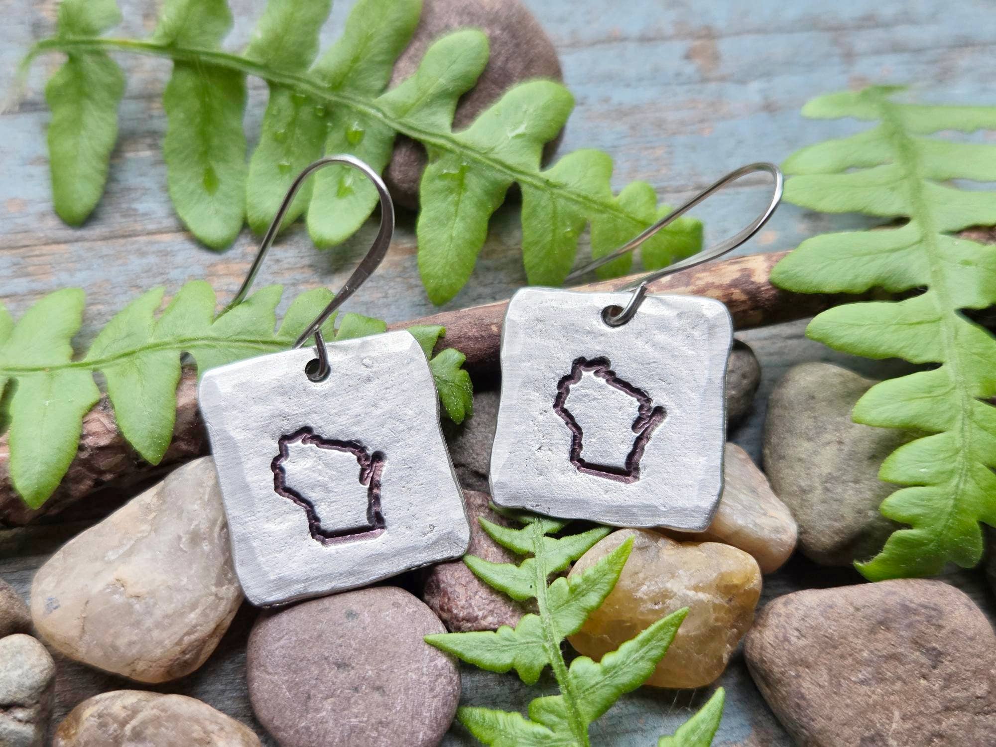 Kathryn's Collection - Vente Boucles d'oreilles pendantes - Boucles d'oreilles État du Wisconsin, étain estampé à la main7