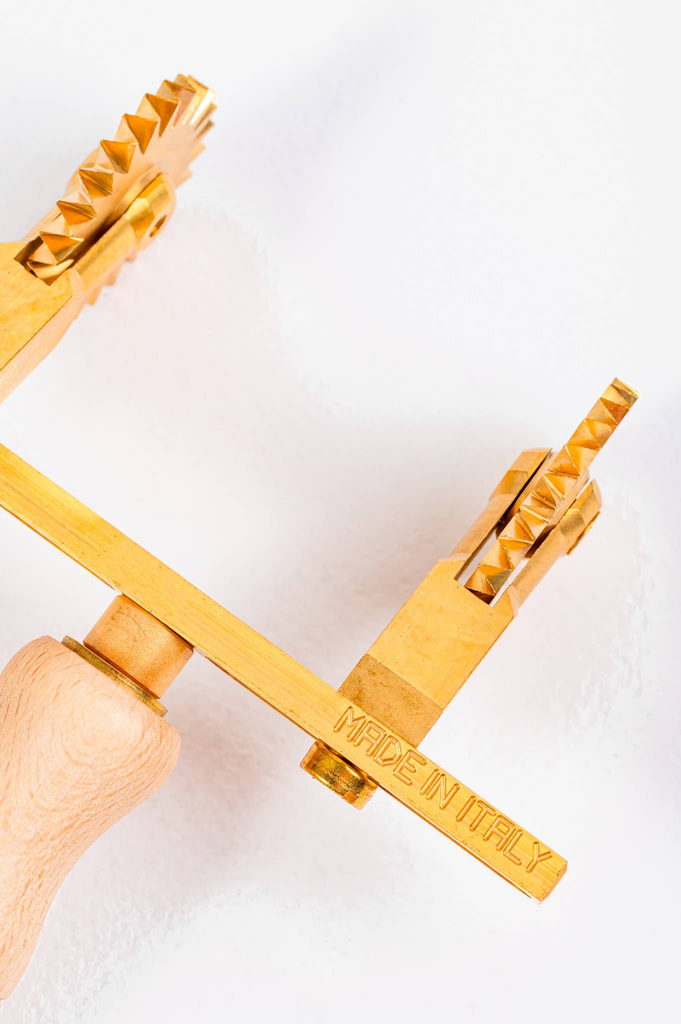 LA GONDOLA - Vendita all'ingrosso Utensile/attrezzo da cucina - Tagliapasta professionale regolabile con 2 ruote smerlate10