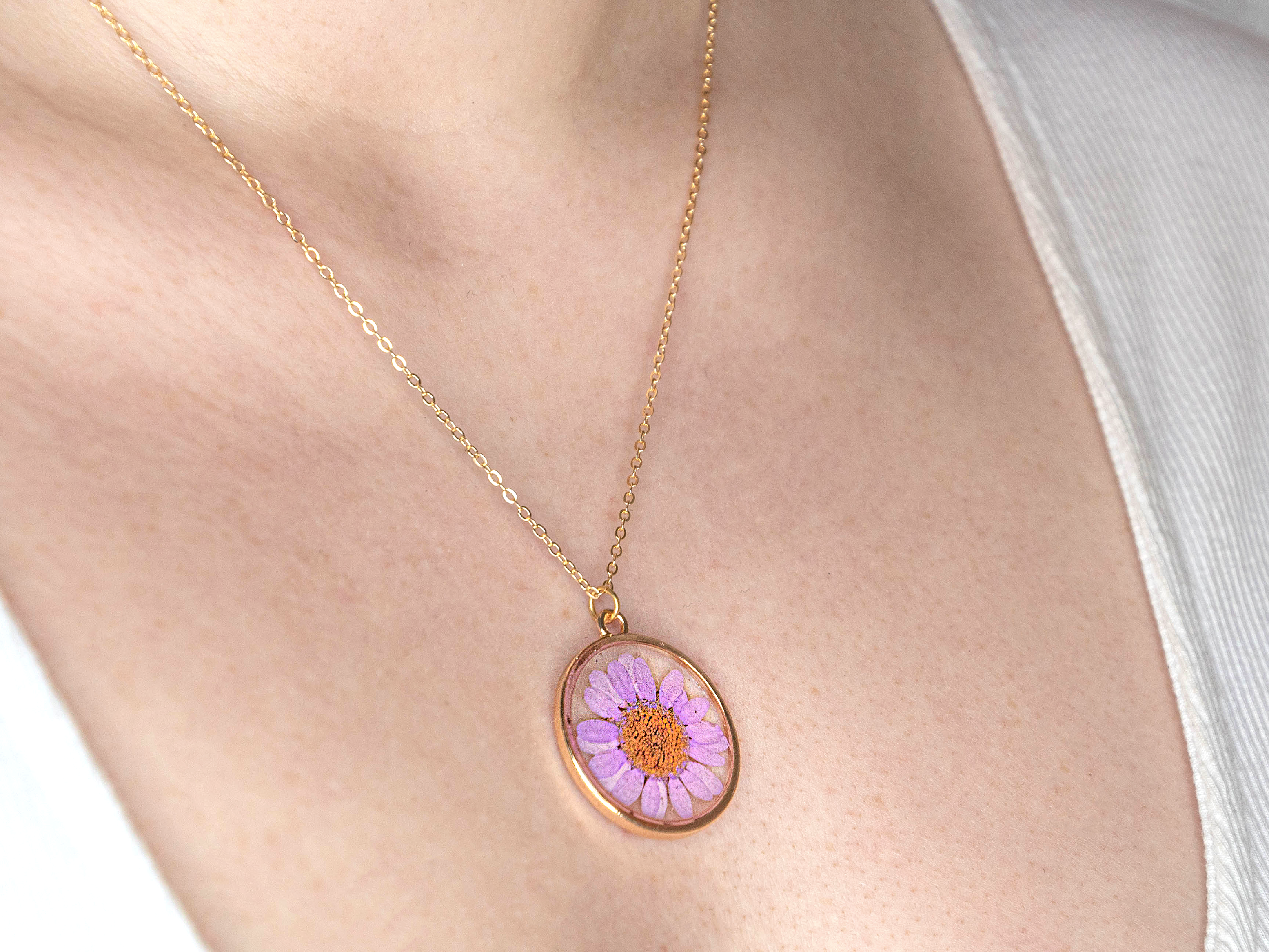 Allie and Posie – wholesale Pendant/charm necklace – DAISY necklace with real pressed marguerite daisies in resin4
