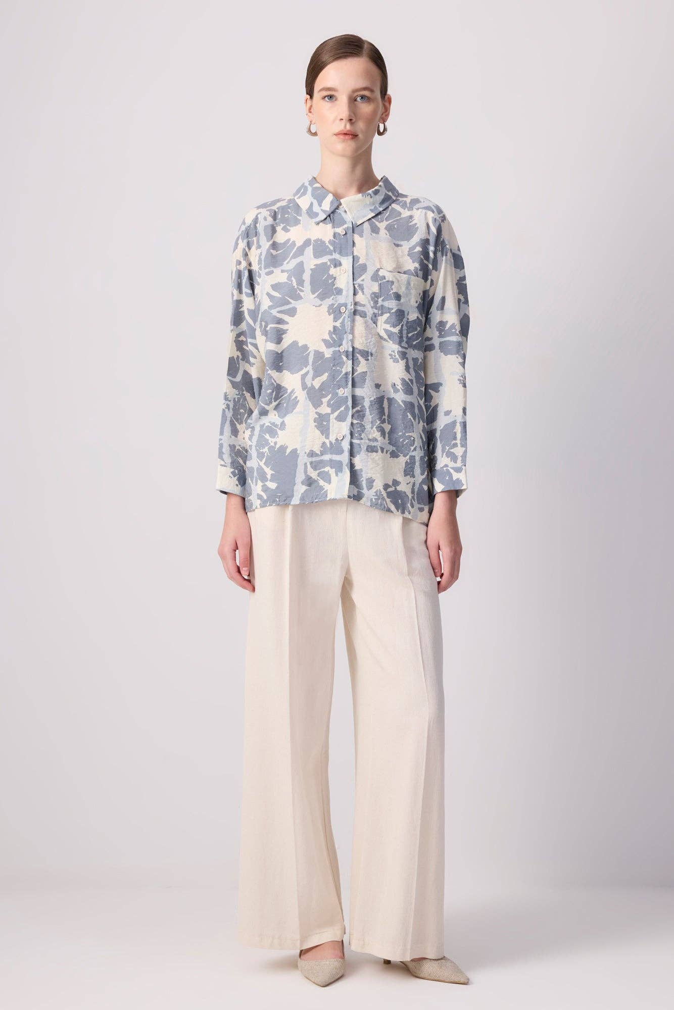 Antracit ABSTRAKT MÖNSTRAD SKJORTA I VISKOS för wholesale på Faire0