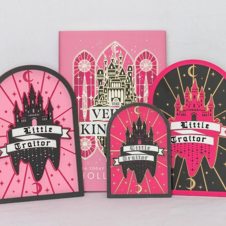 Letrero Oficialmente Licenciado El Reino Velado Pequeño Traidor para venta al por mayor de Dogwood + Daisy Studio