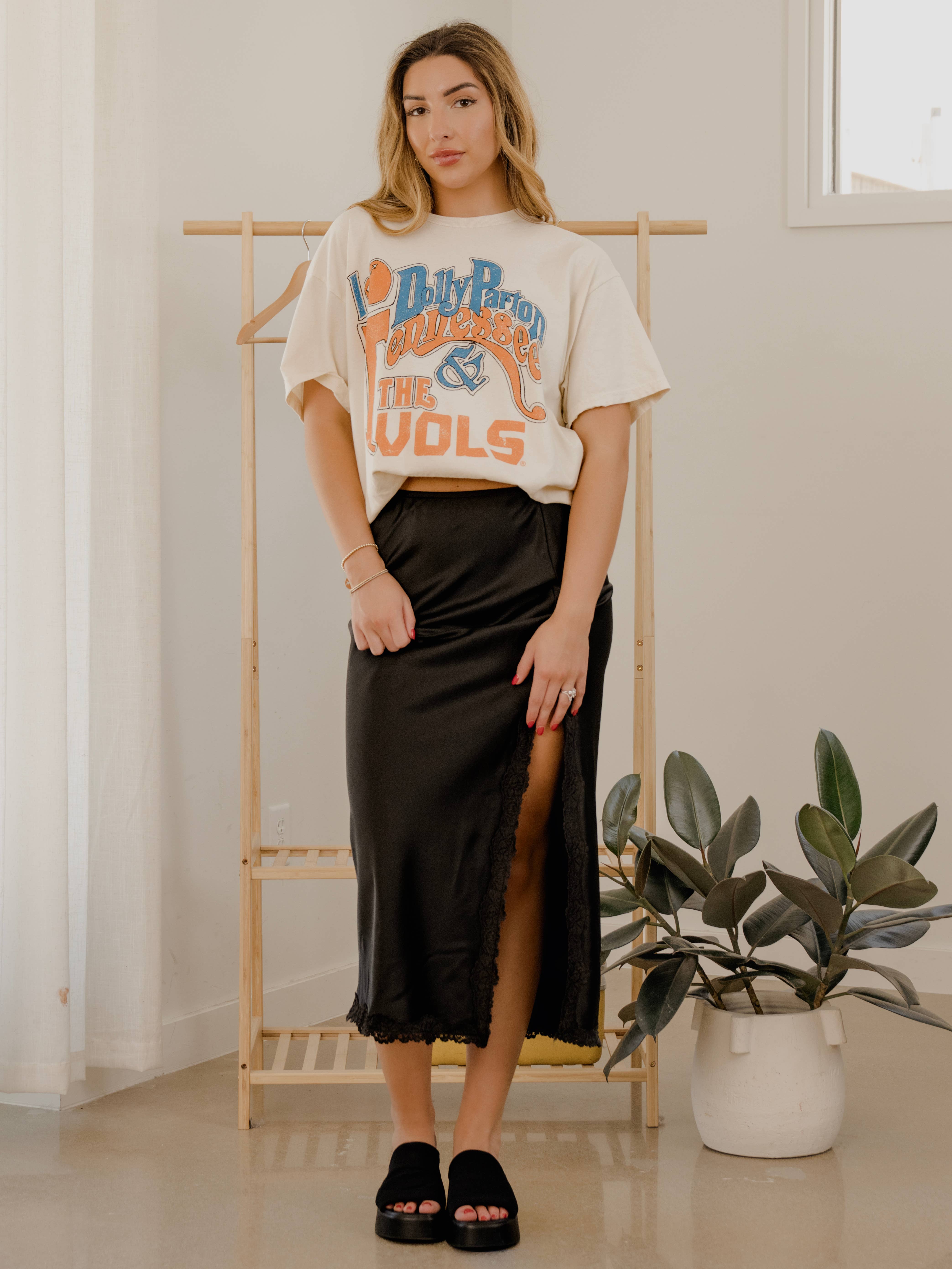 LivyLu - Wholesale Screen Printed T-Shirt - Unisex - I Heart Dolly Parton & The Tennessee Vols Thrifted Tee8