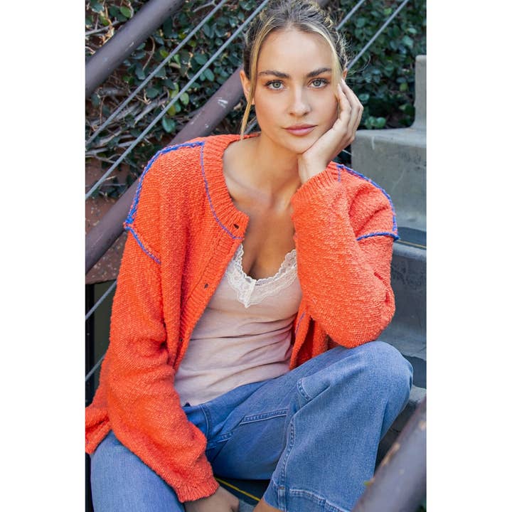 GILET EN MAILLE AVEC COUTURES CONTRASTÉES pour la vente par COTIERRA