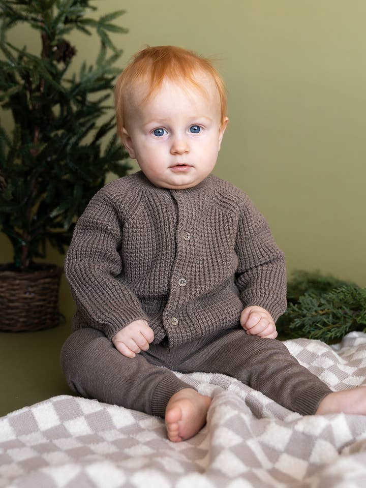Kakao ljung Stickad babyjumpsuit med ficka och knapp (ekologisk) för wholesale på Faire7