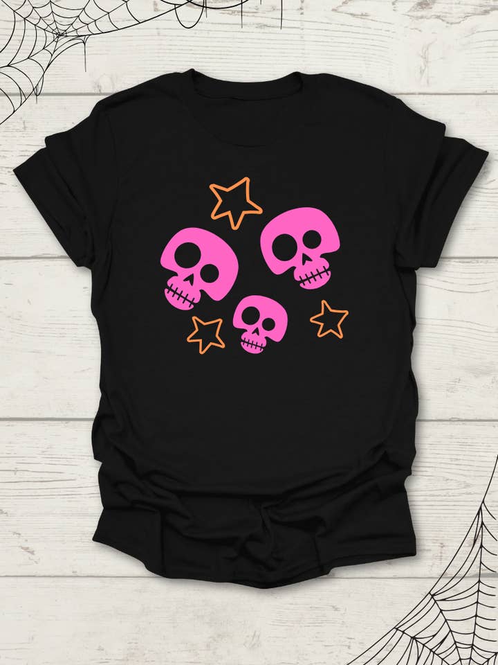 Spooky Cute T-shirt – Lyserøde Skelet Hoveder + Orange Stjerner for engroshandel hos Inked Threads