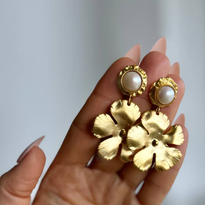 WILYMI Jewelry Co – Engroshandel Hængeøreringe og creoløreringe – Full Bloom Ferskvandsperle 8mm Øreringe | 24k Guldbelagt2