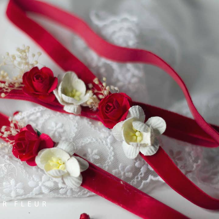 Copricapo in velluto nei toni del rosso e del bianco per la vendita all'ingrosso da parte di L´atelier Fleur