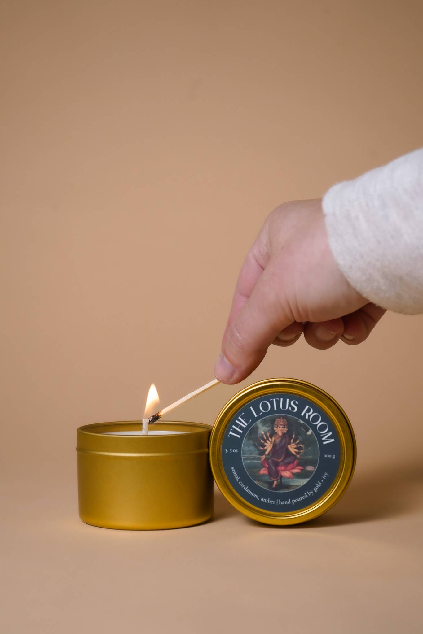 gold + ivy - Vendita all'ingrosso Candele da viaggio - candele di soia in latta dorata con etichetta personalizzata - 3,5 oz.1