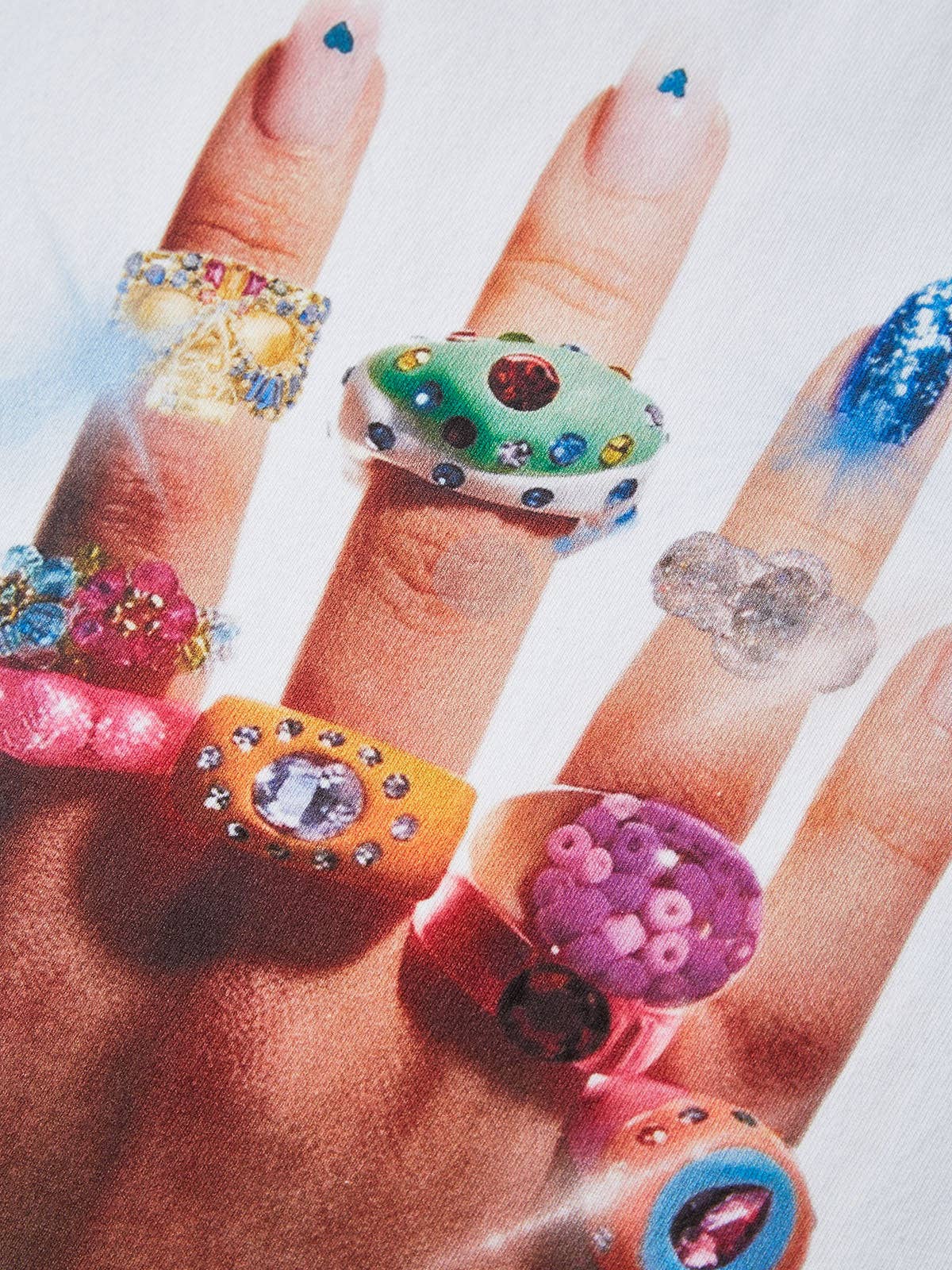 NOISSEY – Engroshandel T-shirt med print - Dame – Farverig kunstarmbånd og ring T-shirt2