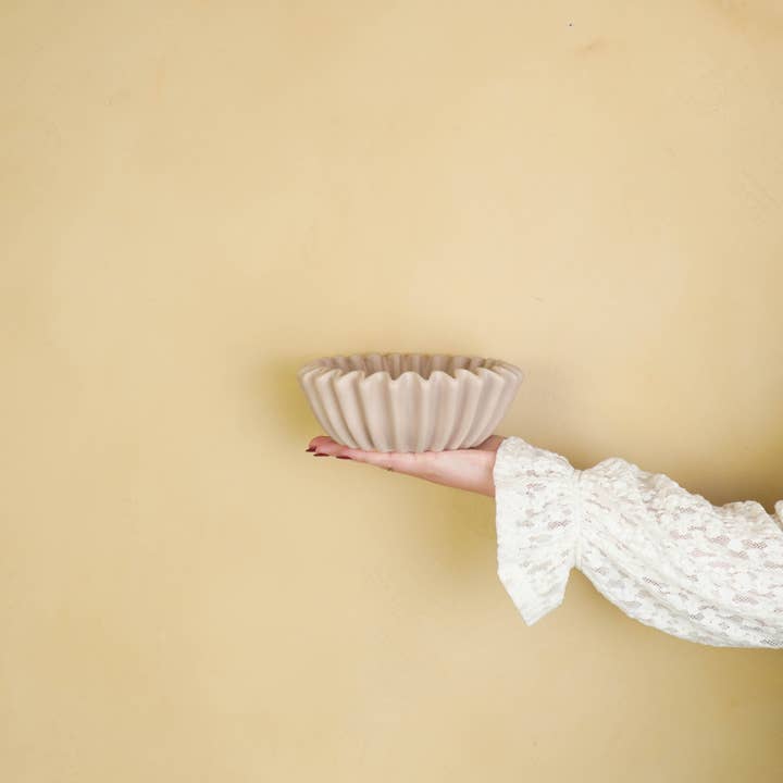 Housevitamin bv - Wholesale Decorative Plate/Dish/Bowl - Bowl- Pleated Bowl - Ceramics- Taupe- 20x20x7 cm7