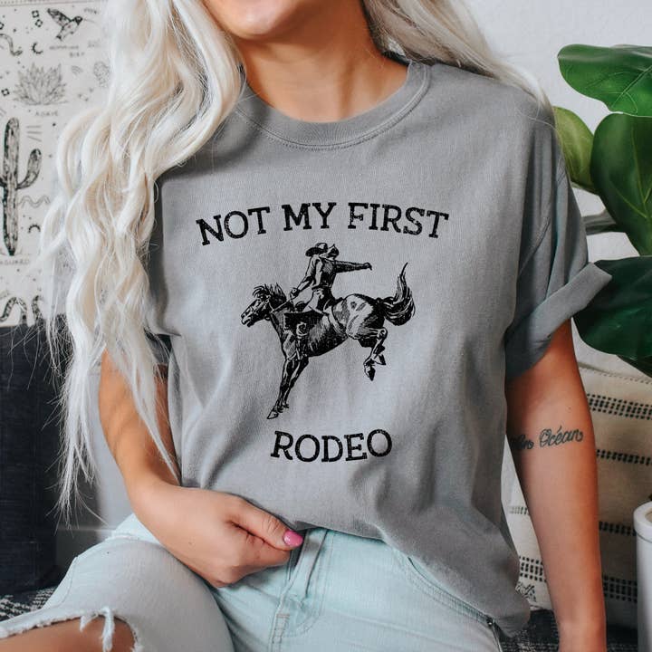 Refinery Number One LLC – wholesale Tunika - Dam – Not My First Rodeo, Cowboy, Bronco Rider, Country, Cowgirl, Tshirt9