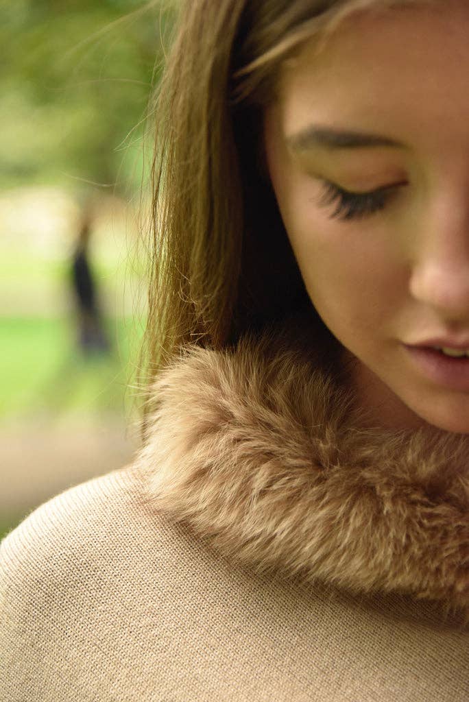 PRATI – Großhandel Poncho – Damen – Kaschmirponcho mit Fell in Kamel1