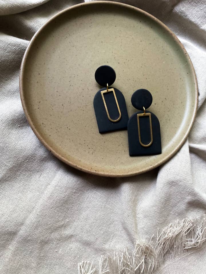 Boucles d'oreilles Sophie Dangle avec accent en métal pour la vente par Moon And Back Jewels