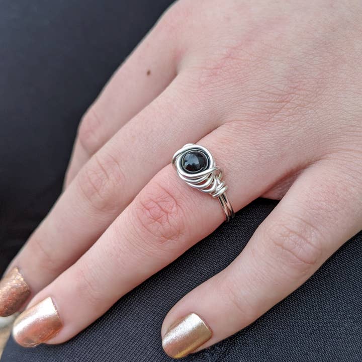 Bague en argent et onyx noir, bijoux enroulés en fil métallique, taille personnalisée pour la vente par Distorted Earth