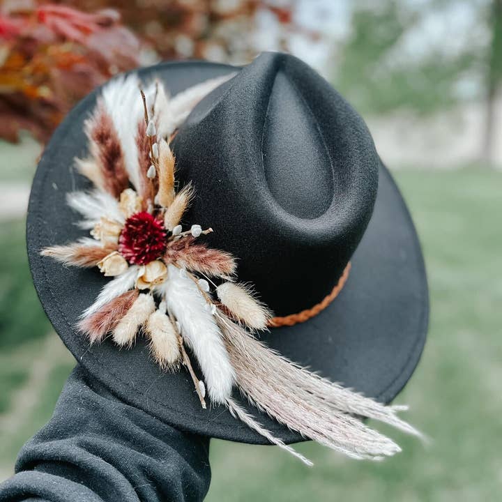 River Valley Co. - Vendita all'ingrosso Fedora - Donna - Fedora nera BOHO a tesa larga con fiori secchi ed erbe