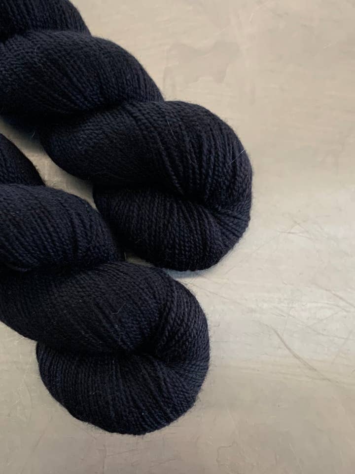 Basic Black- Serendipity Sock for engroshandel hos Black Cat Fibers