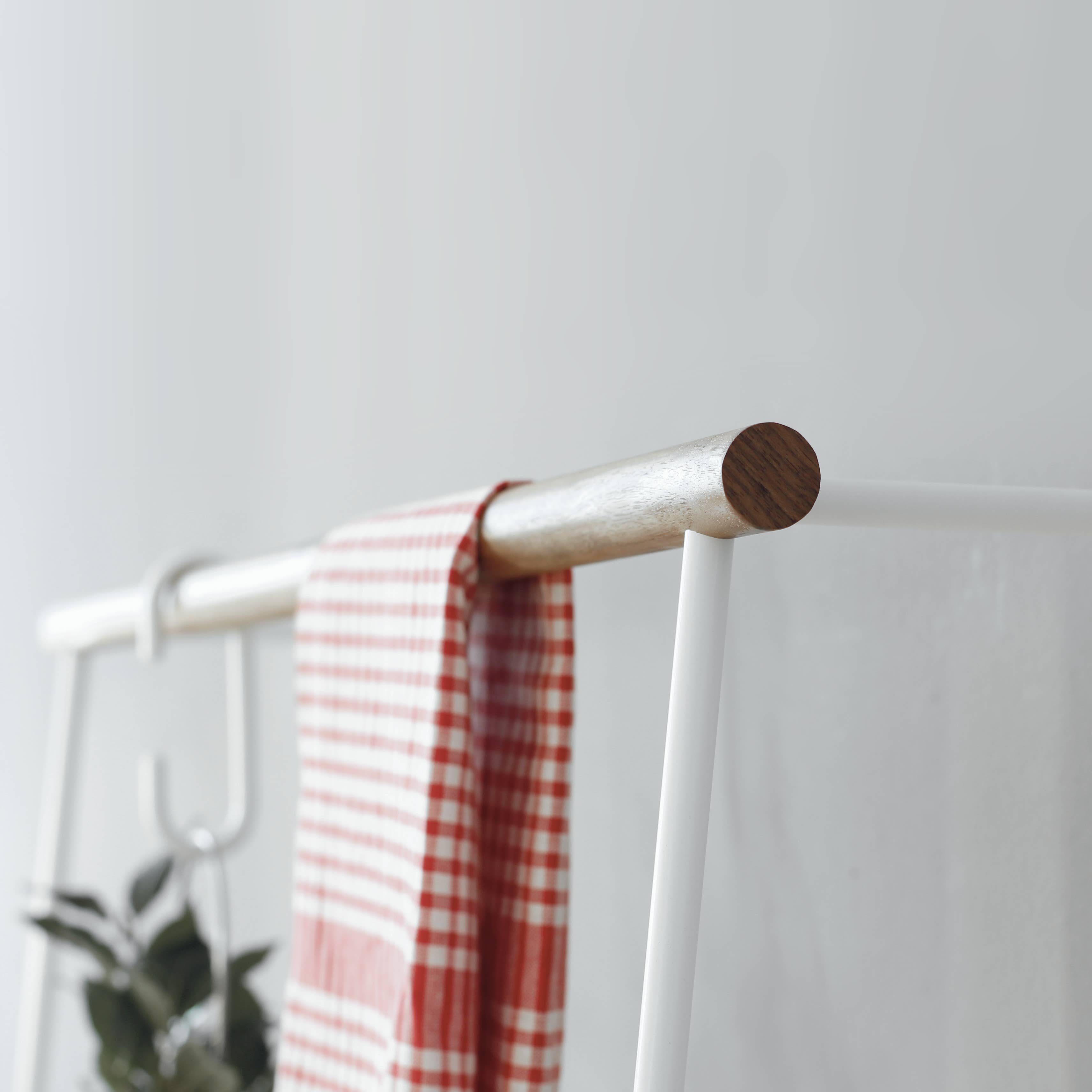 roomsafari - Venta al por mayor Percheros - LITTLE LEANON II perchero inclinado tamaño L5