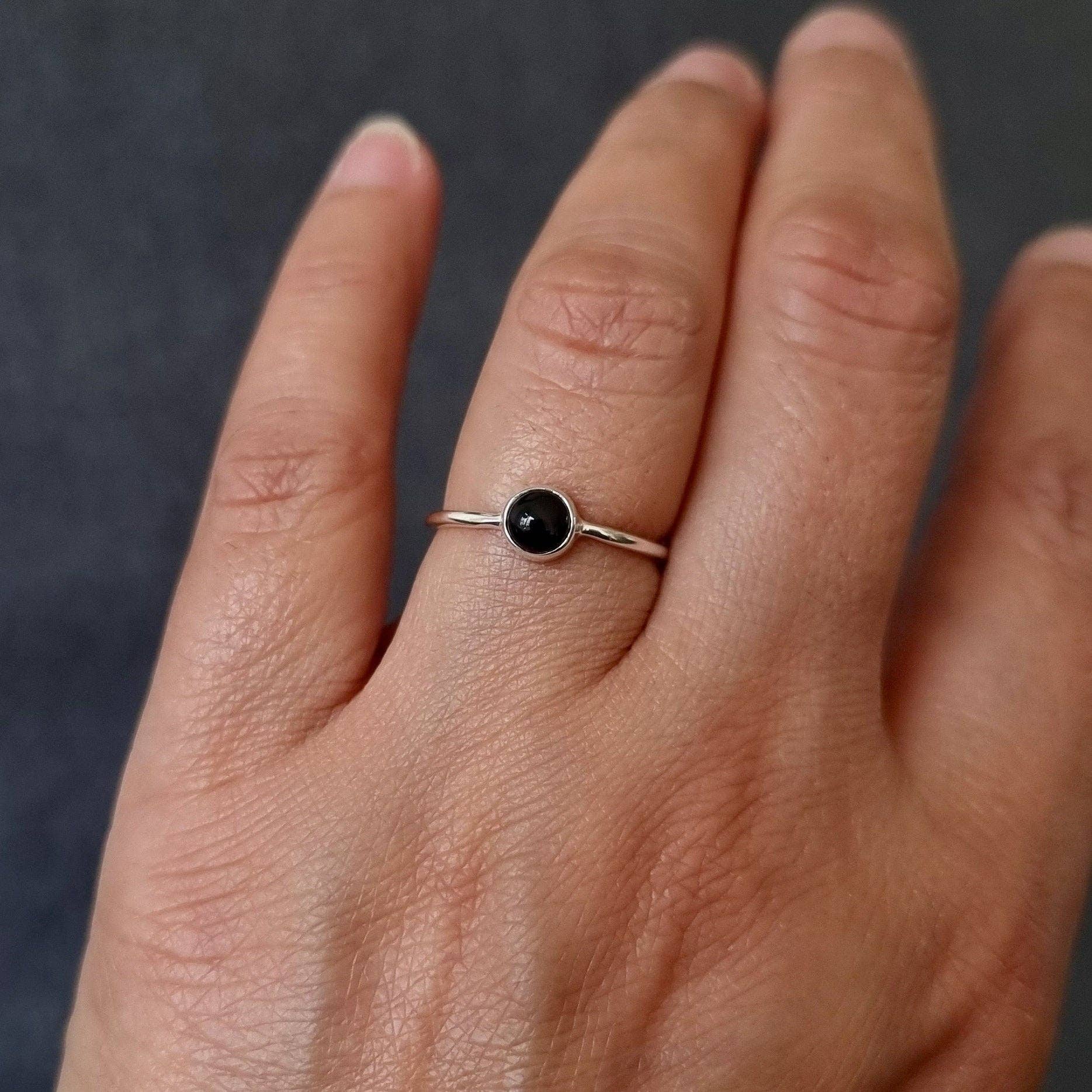 Mistry Gems - Vendita all'ingrosso Anello midi/a fascia - Anello impilabile unisex con onice nero rotondo da 5 mm | Argento sterling6