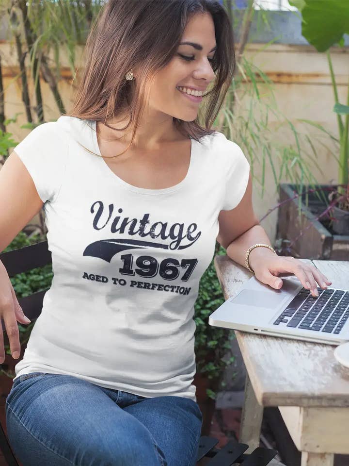 Vintage Åldrad Till Perfektion 1967, t-shirt dam födelsedag, dam födelsedag t-shirt, årgång åldrad till perfektion t-shirt dam, present dam t-shirt för wholesale av ULTRABASIC