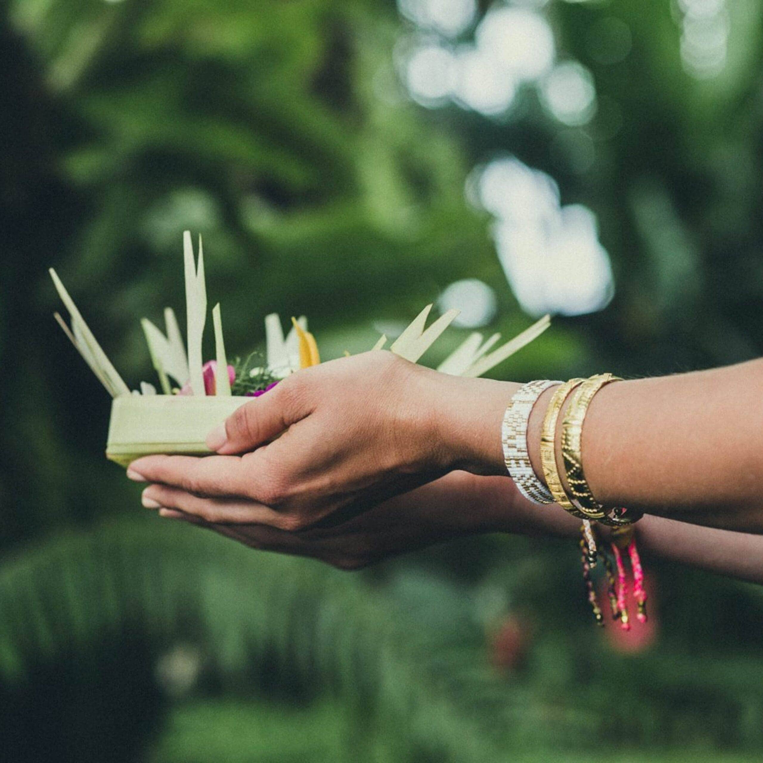 Love Is Project – Großhandel Perlenarmband – Armband LOVE Sed Seed - Weiß & Gold2