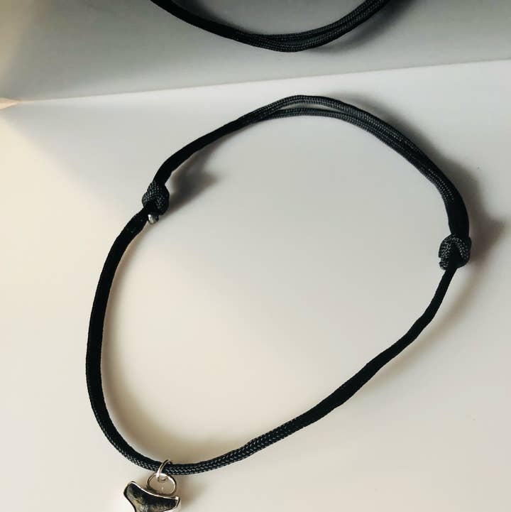 La Soucique Studio Metalsmithing - Vente Colliers à pendentif - Collier Dent de requin Floridien avec Paracorde