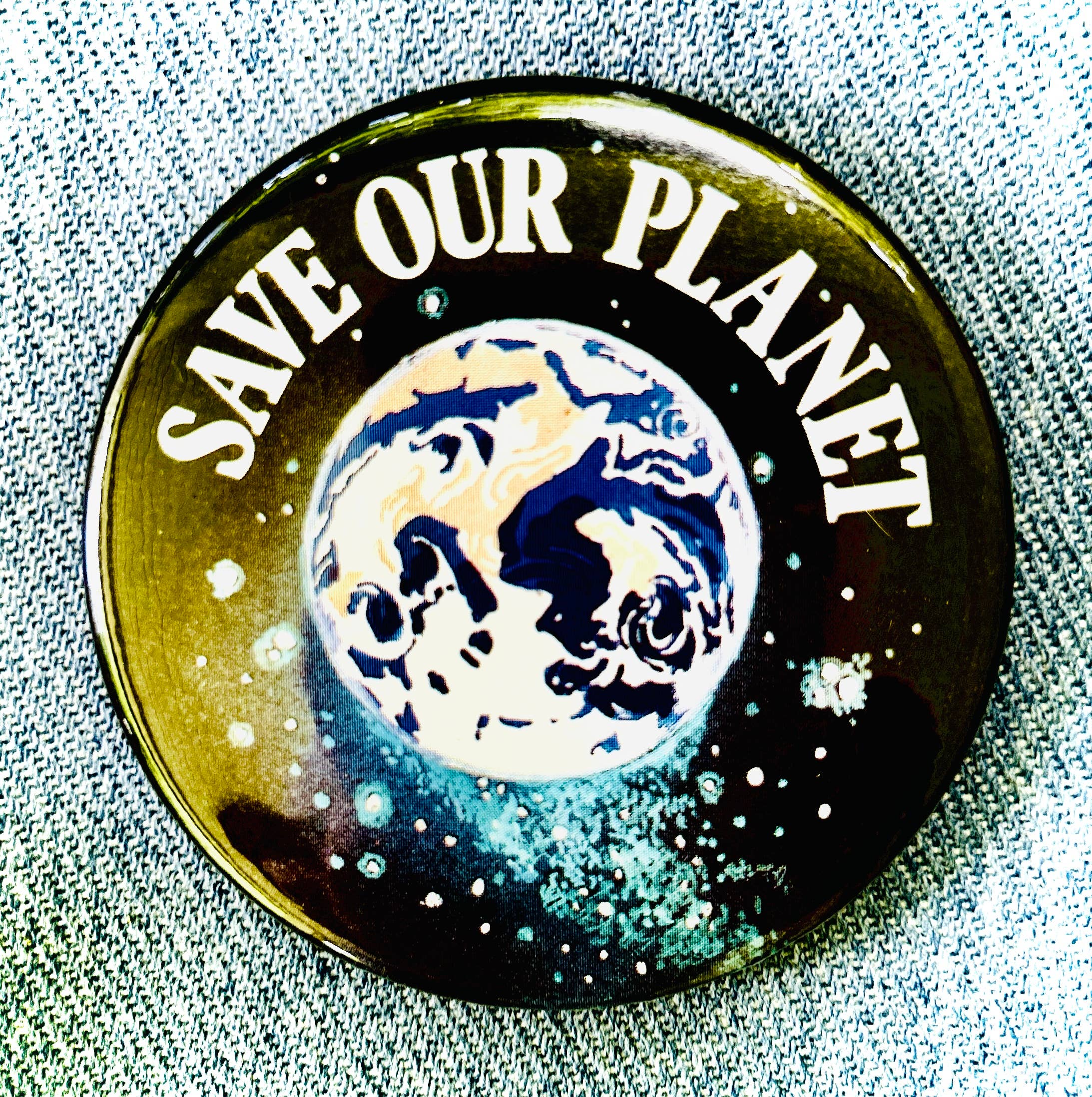 Just Chill Merch - Vente Épinglettes/boutons - SAUVEZ LA PLANÈTE 2,5" BOUTON ÉPINGLE AUTHENTIQUE VINTAGE RÉTRO0