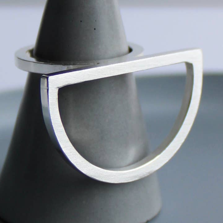 Bague Arc - Argent pour la vente par Claire Lowe Jewellery