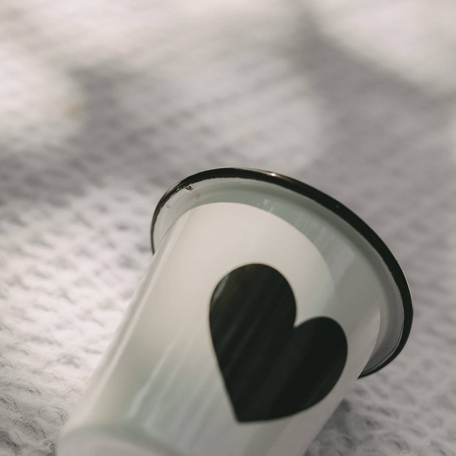 Eulenschnitt - Wholesale Drinking Glass/Cup - Enamel Mug Heart Pure White (PU = 6 pcs)4