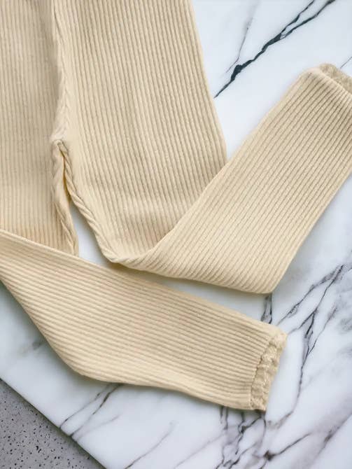 Annie & Charles – wholesale Modeleggings – Barn – Annie & Charles® ekologiska babyleggings med volang och ribbad struktur9