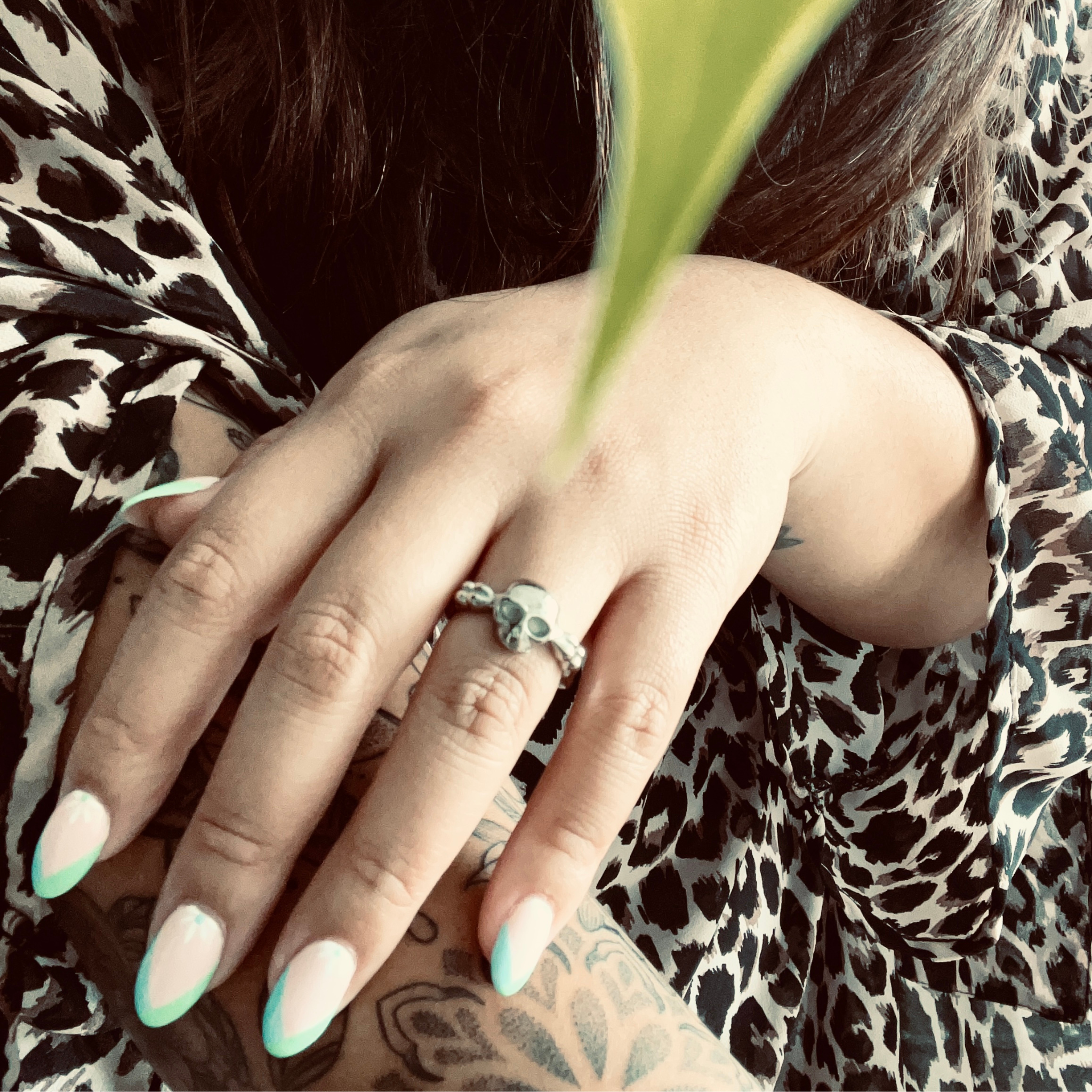 WJW – Anel de cocktail/declaração por atacado – Anel de Declaração Gótico Feminino em Aço Inoxidável com Caveira e Ossos1