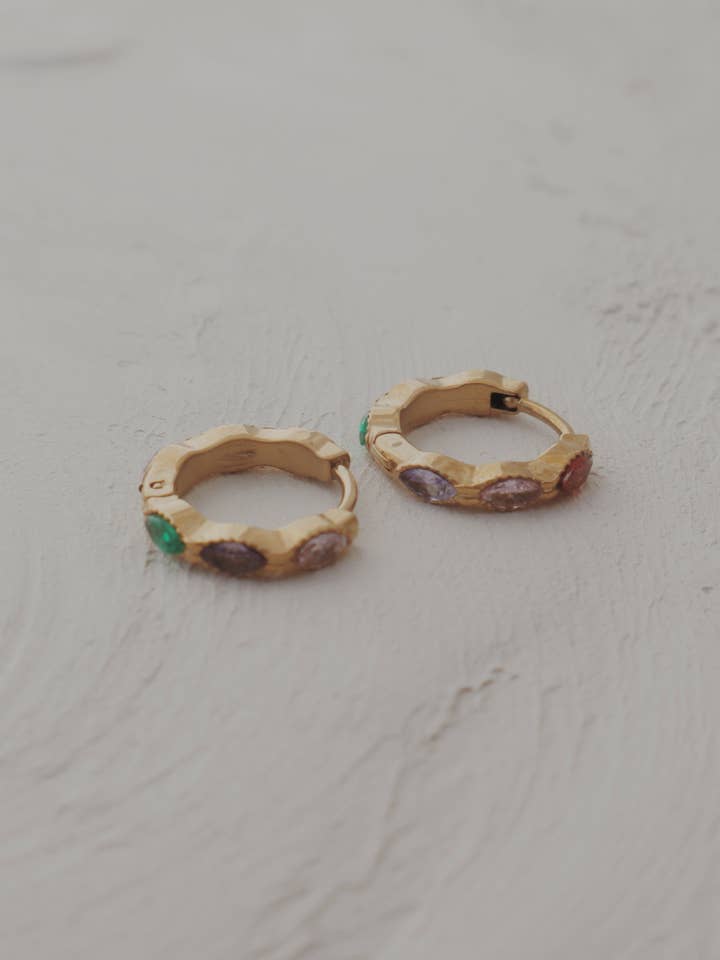 Orecchini a cerchio Huggie con luci scintillanti per la vendita all'ingrosso da parte di Olive Branch Jewelry & Co.