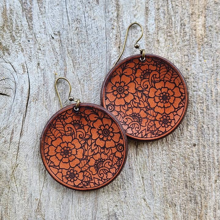 Cocklebur & Co. - Vente Boucles d'oreilles pendantes - Boucles d'oreilles en cuir usiné faites à la main « Freida »3