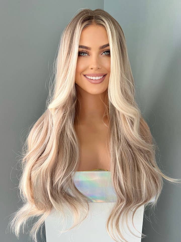 "Alexandra" - Lange Gelaagde Blonde Pruik voor wholesale door The Extension Room