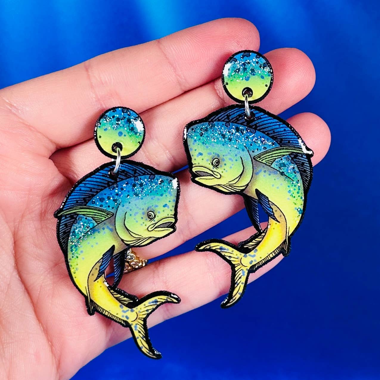 Sea Pixie Designs – Brincos de argola por atacado – Brincos pendentes de glitter Mahi Mahi, costeiros e leves1