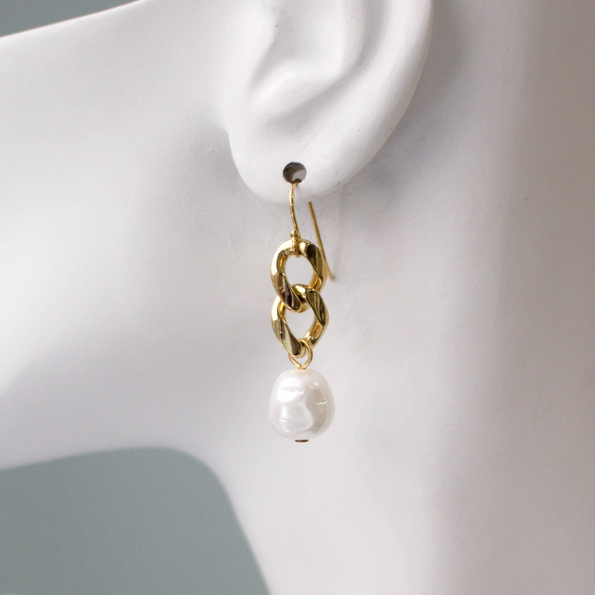 a.v. max – wholesale Dangle earrings – Soho Pearl & Curb Chain Earrings|Gold|Silver0