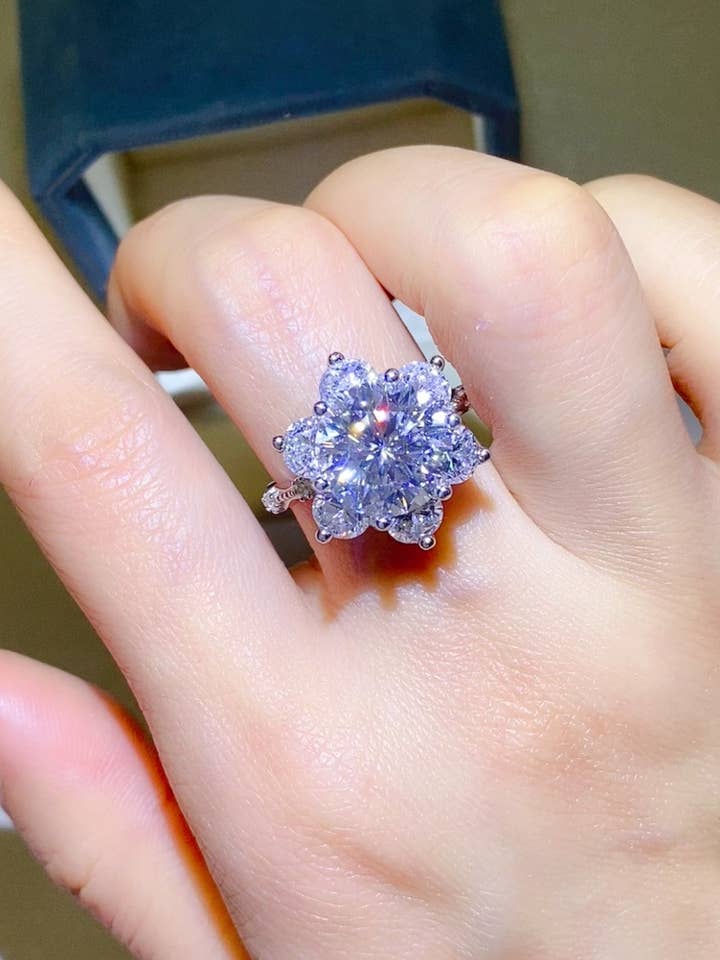 5-karaats moissanite pure sterling zilveren ring met bloemen voor wholesale door Sparkala