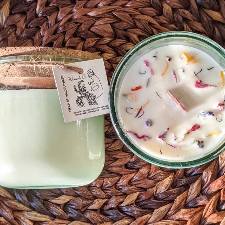 Bougie Field of Wildflowers | Recouvert de fleurs locales | Non toxique | Respectueux de l'environnement | Mèche en bois | Cire de soja | Pot en verre recyclé | 9 oz pour la vente par Woosah Co.