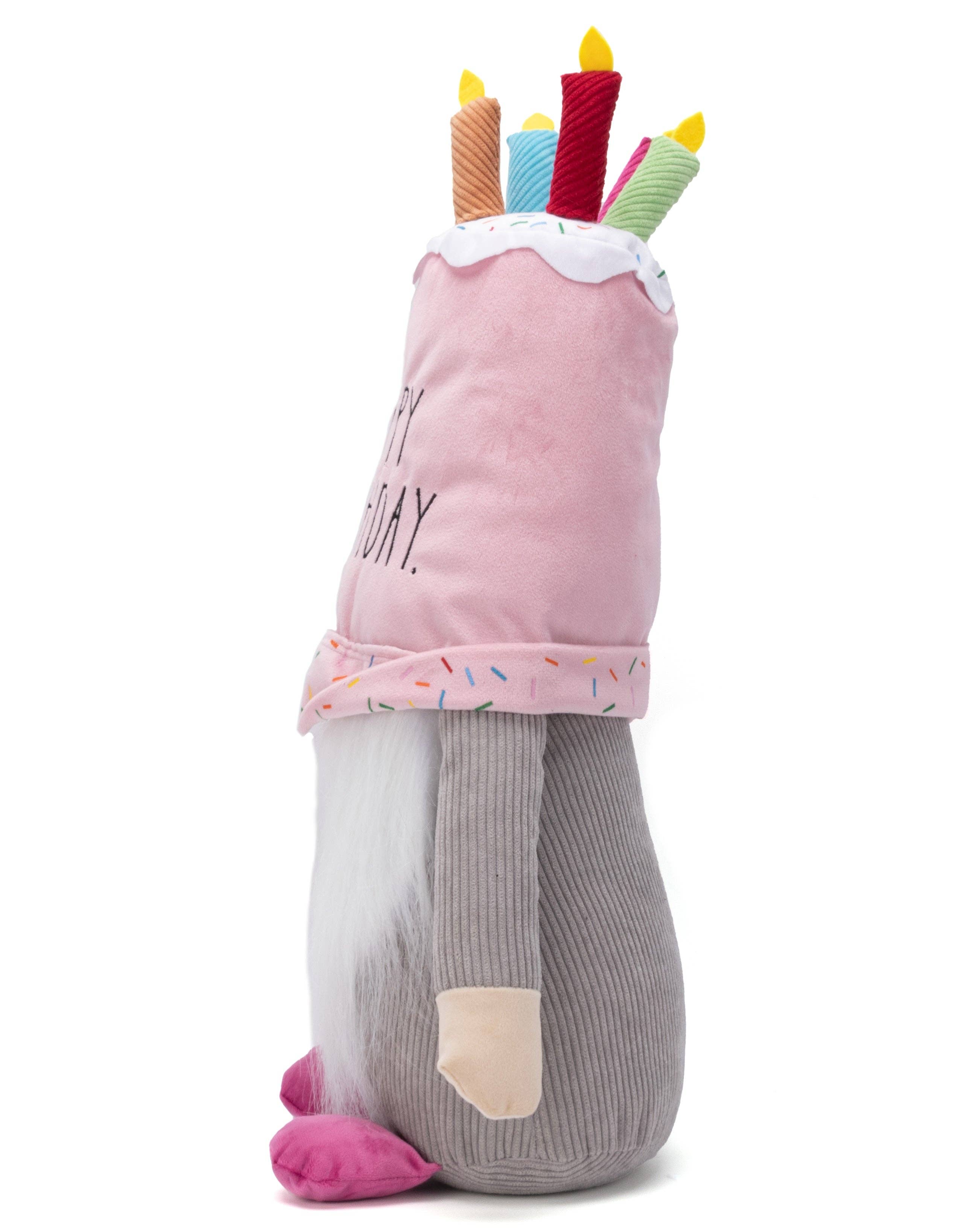 DesignStyles Home - Vendita all'ingrosso Decorazioni da tavolo - Peluche decorativo Rae Dunn «Happy Birthday» a forma di gnomo con torta3