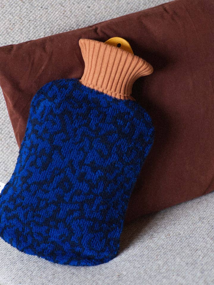 Noisy Camo warmwaterkruik | Midnight Cloud | Groot — 2,0 l voor wholesale door towel.studio